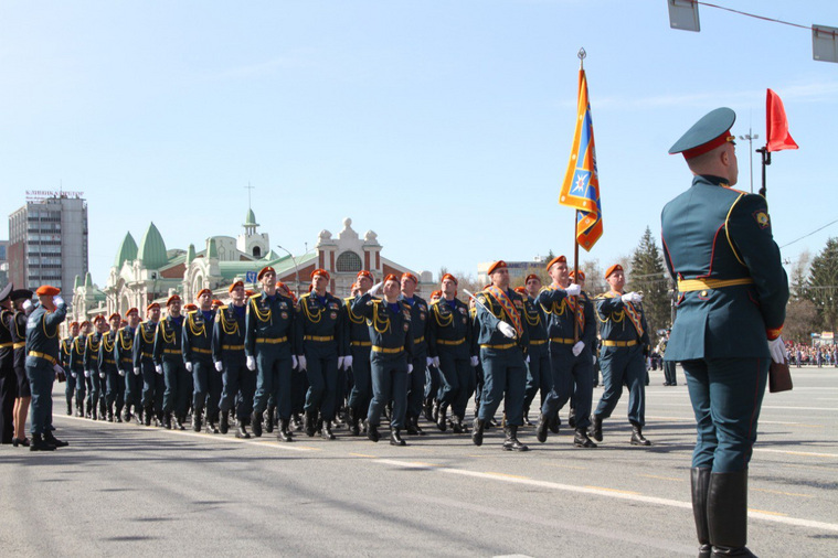 Два пеших парадных расчета МЧС России прошли по центральной площади Новосибирска в День Победы