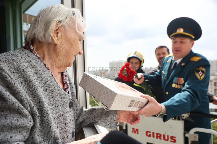 Ветерана Великой Отечественной войны поздравили, поднявшись на автокране на девятый этаж