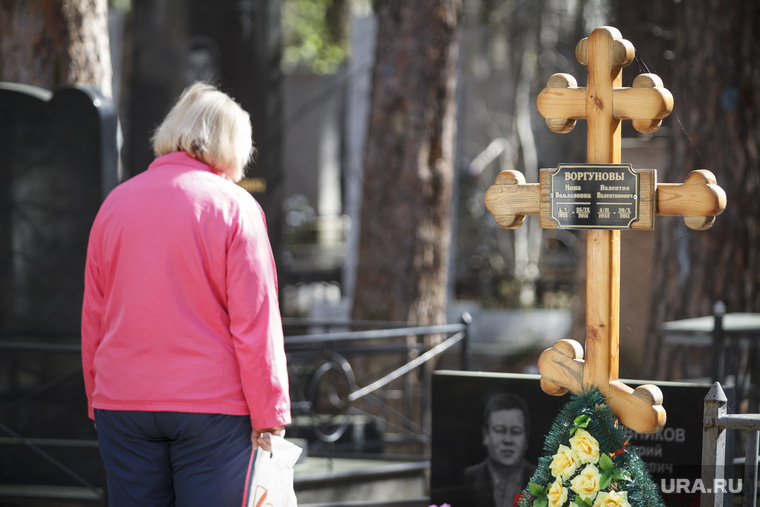 Родительский день. Северное и Широкореченское кладбища. Екатеринбург, крест, могилы, радоница