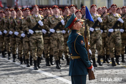 В Екатеринбурге военный сделал предложение девушке прямо на Параде Победы. Видео