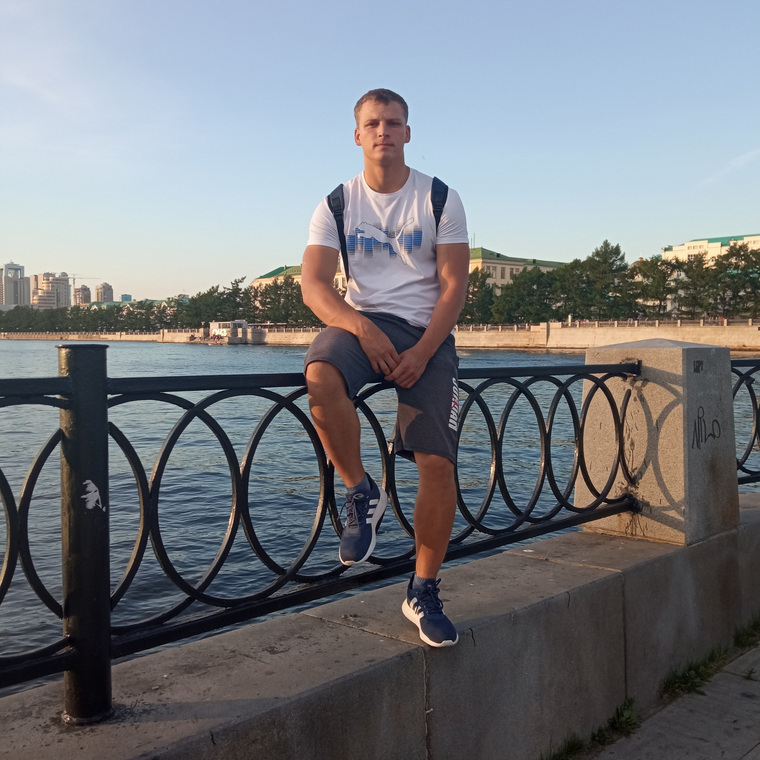Петр занимался не только пауэрлифтингом, но и плаванием, а также легкой атлетикой