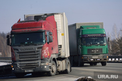 Десятки грузовиков выстроились в очередь на подъезде к Кургану. Видео