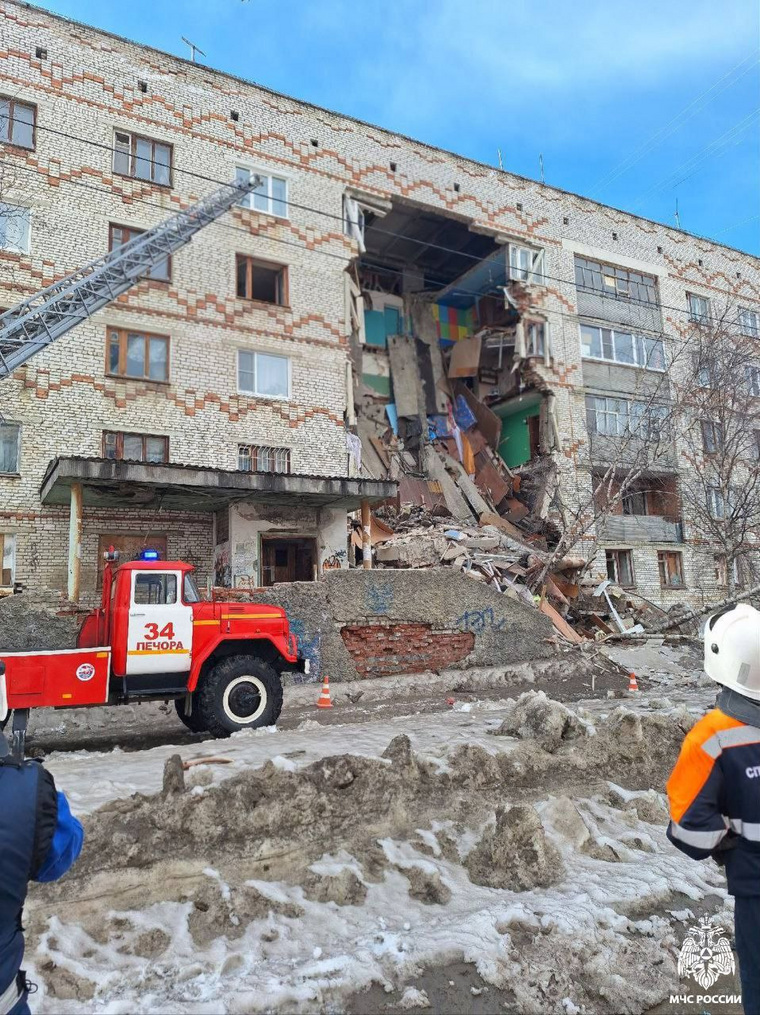 Пятиэтажка частично обрушилась в городе Печора в Коми, на место направлены экстренные службы, сообщили в МЧС