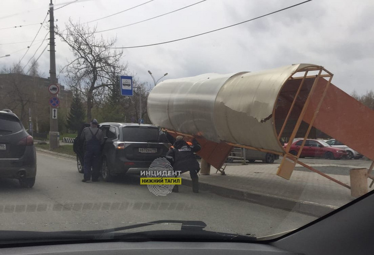 Упавшая остановка в Нижнем Тагиле