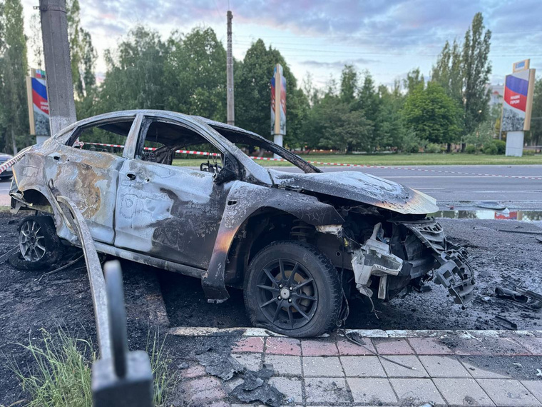 От прямого попадания снарядов загорелись автомобили в Белгороде