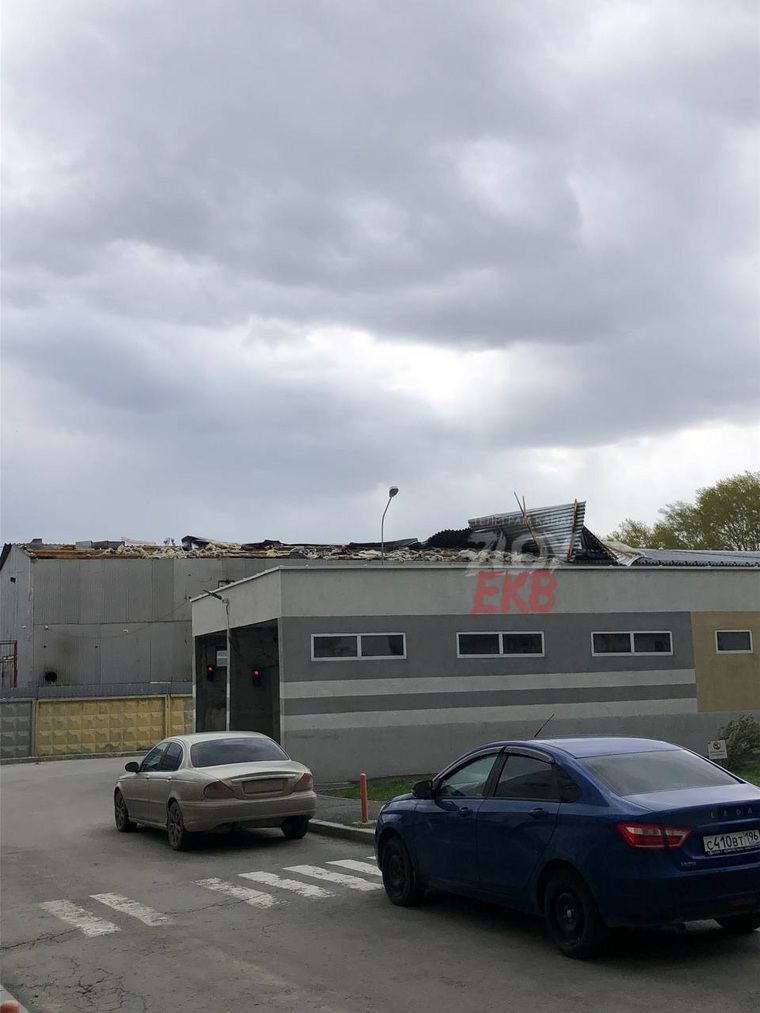 У здания на фронтовых бригад сорвало крышу