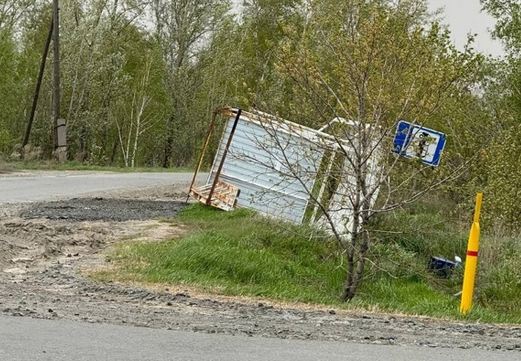 Курганскую остановку снесло ураганным ветром