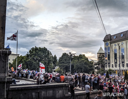 Последствия протестов в Грузии. Тбилиси, протестующие, грузинские флаги