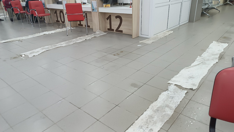 Лужи на полу прикрыты тряпками