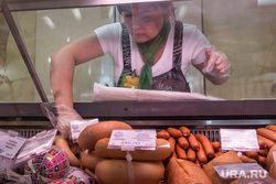 На мясоперерабатывающем предприятии. Магнитогорск, продукты, продавец, витрина, мясная продукция, еда, прилавок