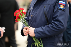 Церемония возложения цветов к монументу «Героям фронта и тыла» в центральном квартале городской эспланады. Пермь, чиновники, гвоздики, мужчина, 9 мая, цветы, руки