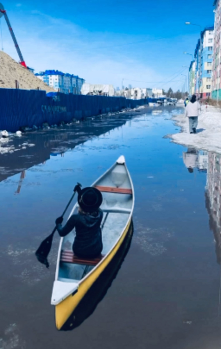 Ноябряне пытаются привлечь внимание к луже в Восьмом микрорайоне