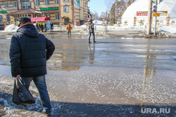 Огромная лужа на проезжей части в Кургане., пешеходный переход, лужа на дороге