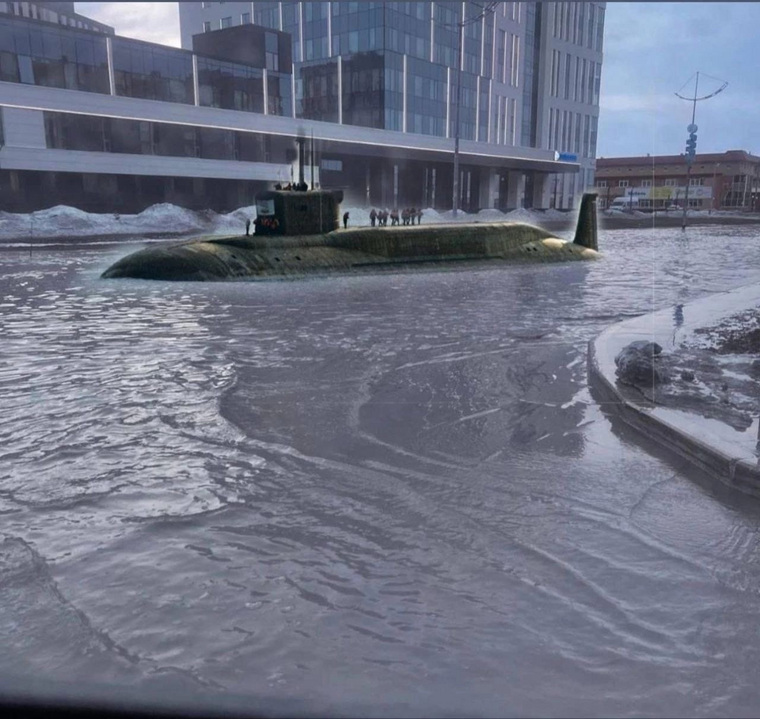 «Подводная лодка» в луже в Новом Уренгое