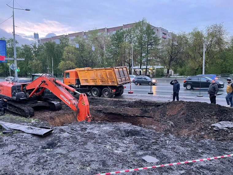 На месте работает техника