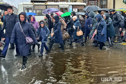 Крестный ход. Курган, крестный ход, ливень, лужа, дождь в городе