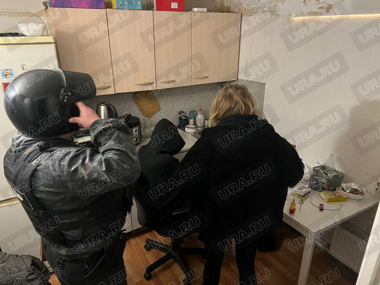 На место оперативно приехала администратор