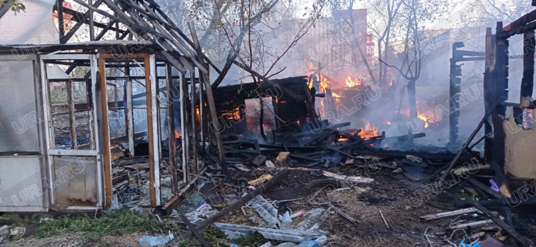 Пожарные ликвидируют последствия пожара