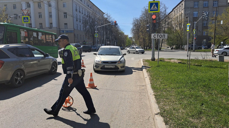 Автоинспекторы проводят проверку