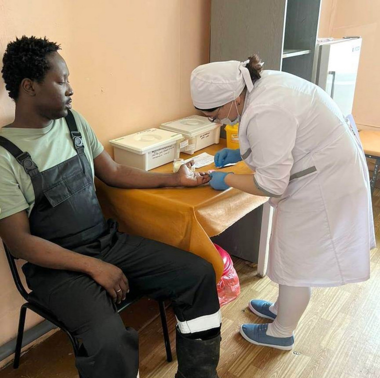 Вахтовик из Анголы сдал тест на ВИЧ на Ямале
