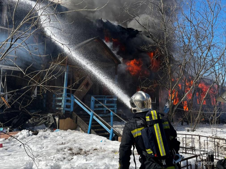 Пожар в Новом Уренгое тушат больше часа