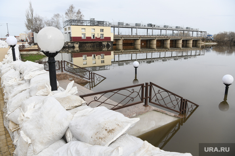 Набережная рядом с городской плотиной. Курган