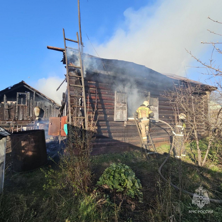 В тушении пожара участвовали 13 спасателей