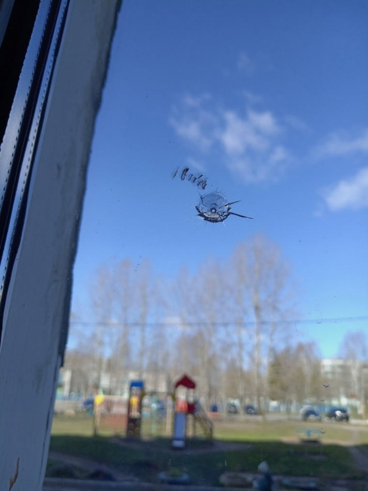Сейчас у женщины в окне дыра