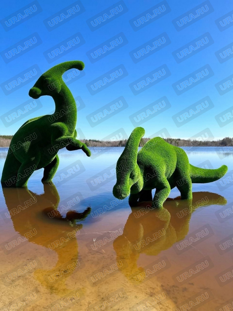 Топиарные фигуры динозавров в воде