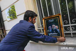 У посольства Ирана в Москве возложили цветы с связи с гибелью в авиакатастрофе президента Ирана Эбрахима Раиси . 20 мая 2024. Москва, иран, посольство ирана