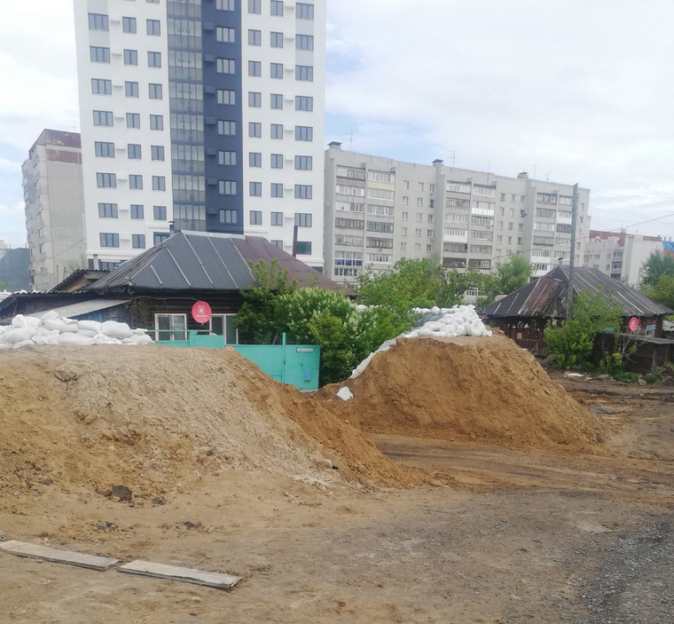 Частный дом засыпали глиной, чтобы спасти город от наводнения