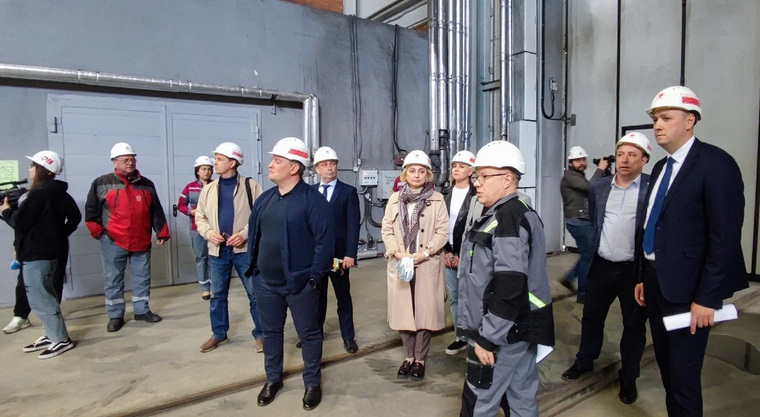 Участники делегации ознакомились, как ведется модернизация на цинковом заводе