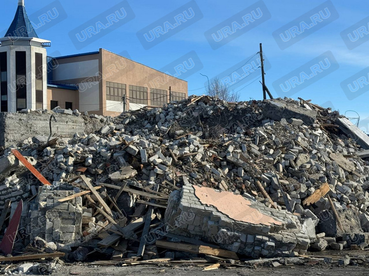 В Салехарде у колледжа в виду мечети лежит гора строительного мусора