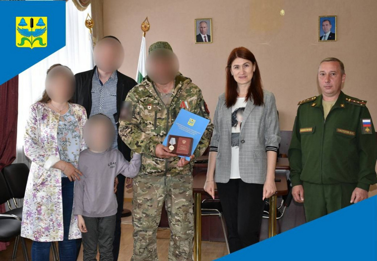 Врио главы Шумихинского округа Оксана Двизова передала награду бойцу СВО