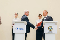 Гендиректор ВСМПО-АВИСМА Дмитрий Трифонов подписал соглашение сразу с двумя министерствами Свердловской области