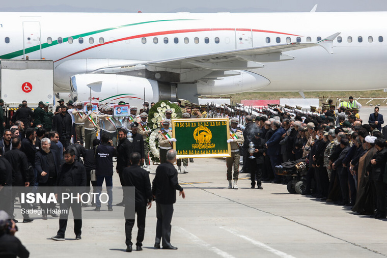 Тело президента Ирана доставили в его родной город Мешхед. Фоторепортаж