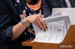 Двадцать седьмое заседание Законодательного собрания Пермского края. Пермь, конференция, депутат, документы, чиновник, бизнесмен, документы, заседание, собрание, женщина, форум, руки