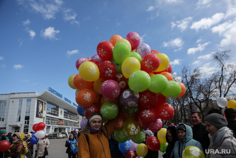 Первомайская демонстрация. Тюмень, воздушные шарики, праздник