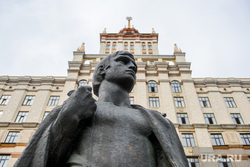День студента в ЮУрГУ. Челябинск , скульптура, статуя, юургу, памятник