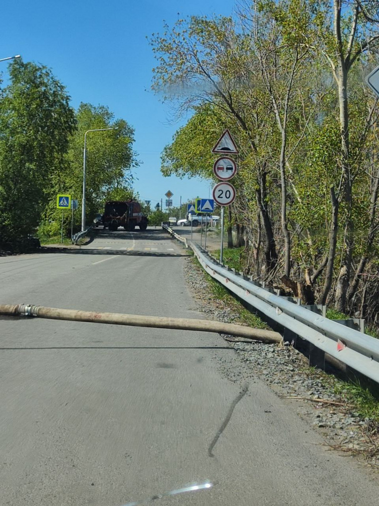 На ограничение движения дорожные знаки не указывают