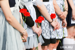 Вальс на набережной. Тюмень, гвоздики, выпускники 