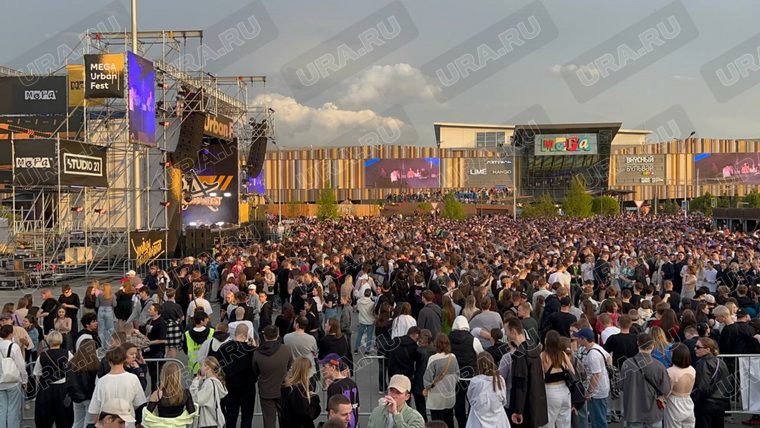 Толпа екатеринбуржцев собралась перед концертом Lizer и Хаски