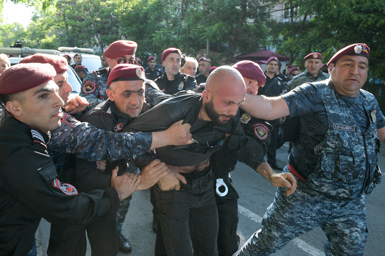 Жители Армении вышли на улицы с требованием отставки Пашиняна: ситуация к этому часу