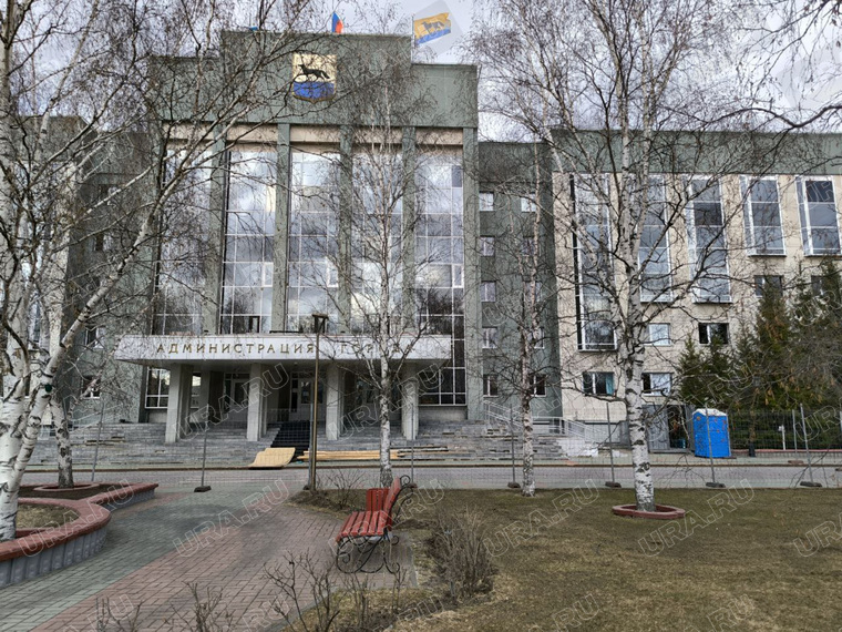 Туалет установили рабочие, которые делают ремонт крыльца