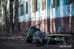 Военно-тактическая подготовка гражданского населения на полигоне. Пермь, тренировка, противостояние, боевики, война, подготовка, конфликт, вооруженные силы, бойцы, вооруженные люди, вооруженный человек, кирпичный дом, весна, солдат, мобилизация, вс рф, сво, наемники, военный, бойцы сво