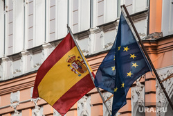 Флаг Европейского Союза и других стран, входящих и не входящих в ЕС. 28 марта 2024. Москва, испания, флаг испании, посольство