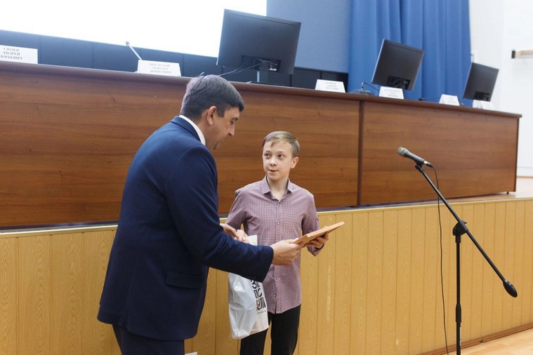 Награду из рук мэра получил ученик школы № 15