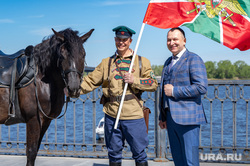 День пограничника. Пермь, лошадь, водоем, конь, река, флаг пограничный войск, набережная, праздник, день пограничника, кама