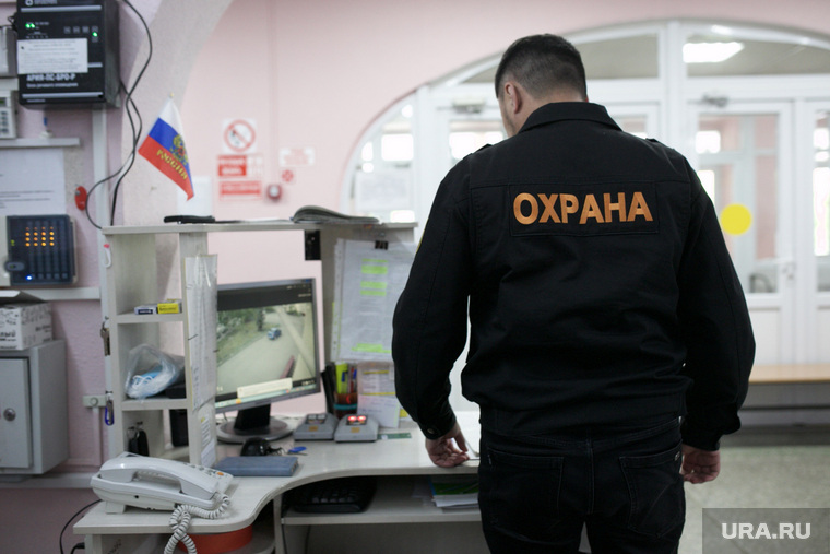 На время сдачи экзаменов в учреждениях работала усиленная охрана. Также на местах проведения ЕГЭ дежурили сотрудники полиции