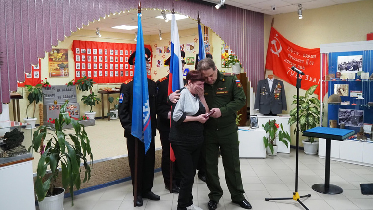 В Пуровском районе вручили орден Мужества матери погибшего Александра Юсько